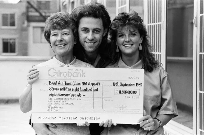 Framed Print : Live Aid fundraising star Bob Geldof was presented with a giant National Girobank cheque Framed Print : Live Aid fundraising star Bob Geldof was presented with a giant National Girobank cheque