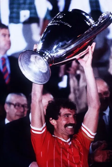 Framed Print : Liverpool captain Graeme Souness holds aloft the European Cup trophy after their victory Framed Print : Liverpool captain Graeme Souness holds aloft the European Cup trophy after their victory