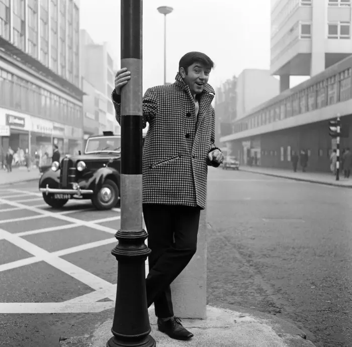 Framed Print : Liverpool comedian, Jimmy Tarbuck, who is in London for a TV series Framed Print : Liverpool comedian, Jimmy Tarbuck, who is in London for a TV series