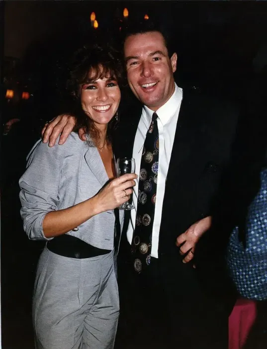 Framed Print : Former Liverpool Council deputy leader Derek Hatton with model Linda Lusardi Framed Print : Former Liverpool Council deputy leader Derek Hatton with model Linda Lusardi
