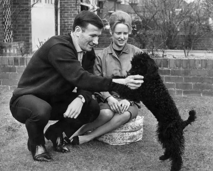 Framed Print : Liverpool F. C.s Tommy Smith, with his wife Susanne (21) and dog pape Framed Print : Liverpool F. C.s Tommy Smith, with his wife Susanne (21) and dog pape