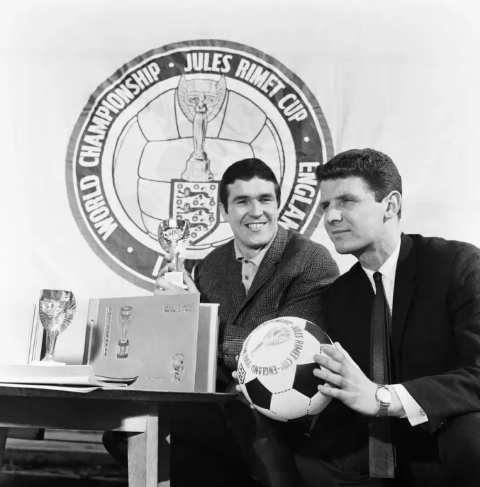 Framed Print : Liverpool football captain Ron Yeats and Brian Labone, captain of Merseyside rivals Framed Print : Liverpool football captain Ron Yeats and Brian Labone, captain of Merseyside rivals