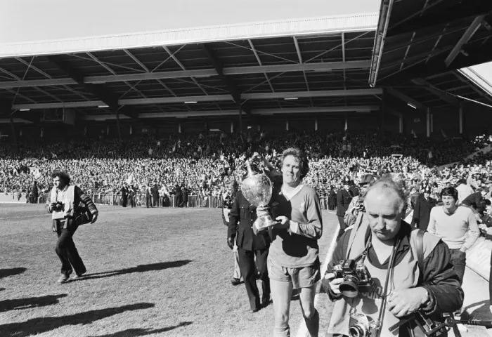 Framed Print : Liverpool Football team celebrate winning the League title after defeating Aston Villa Framed Print : Liverpool Football team celebrate winning the League title after defeating Aston Villa