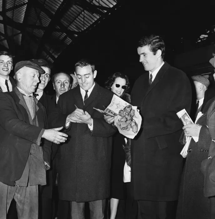 Framed Print : Liverpool football team depart Lime Street railway station for London where they will