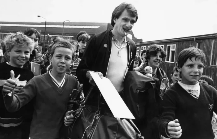 Framed Print : Liverpool footballer Phil Thompson surrounded by youngsters. Dated: 26th May 1981 Framed Print : Liverpool footballer Phil Thompson surrounded by youngsters. Dated: 26th May 1981