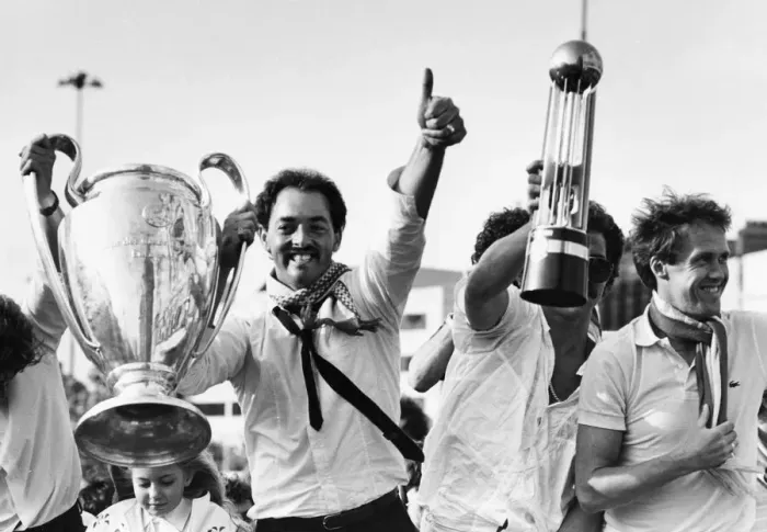 Framed Print : Liverpool goalkeeper Bruce Grobbelaar holds aloft the European Cup trophy as Granme