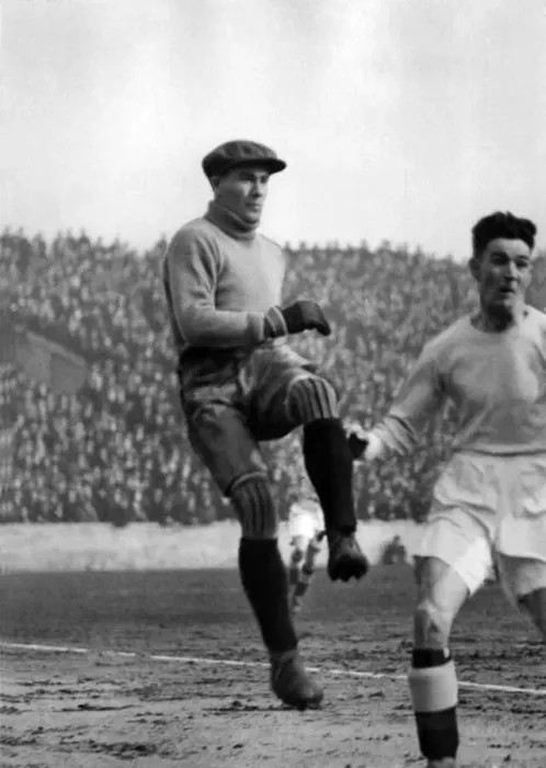 Framed Print : Liverpool Ireland goal keeper Elisha Scott seen in action against Aston Villa Framed Print : Liverpool Ireland goal keeper Elisha Scott seen in action against Aston Villa