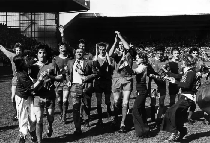 Framed Print : Liverpool manager Bob Paisley leads his team on a lap of honour to salute the Kop Framed Print : Liverpool manager Bob Paisley leads his team on a lap of honour to salute the Kop