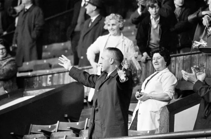 Framed Print : Liverpool manager Bill Shankly acknowledges the cheers of the Kop ahead of his side Framed Print : Liverpool manager Bill Shankly acknowledges the cheers of the Kop ahead of his side