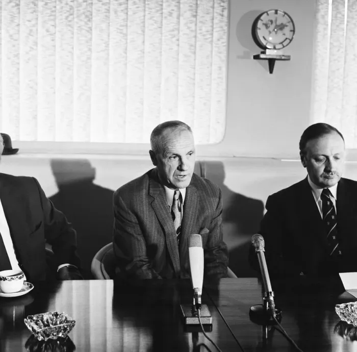 Framed Print : Liverpool manager Bill Shankly announces his retirement