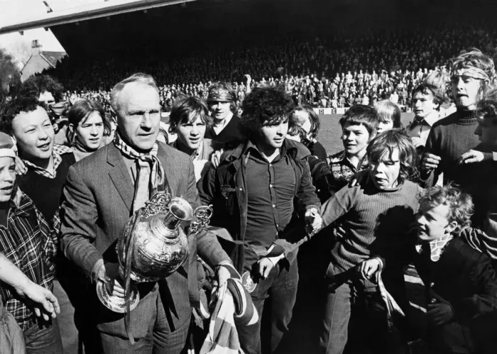Framed Print : Liverpool manager Bill Shankly celebrates with the League Championship trophy as his side Framed Print : Liverpool manager Bill Shankly celebrates with the League Championship trophy as his side