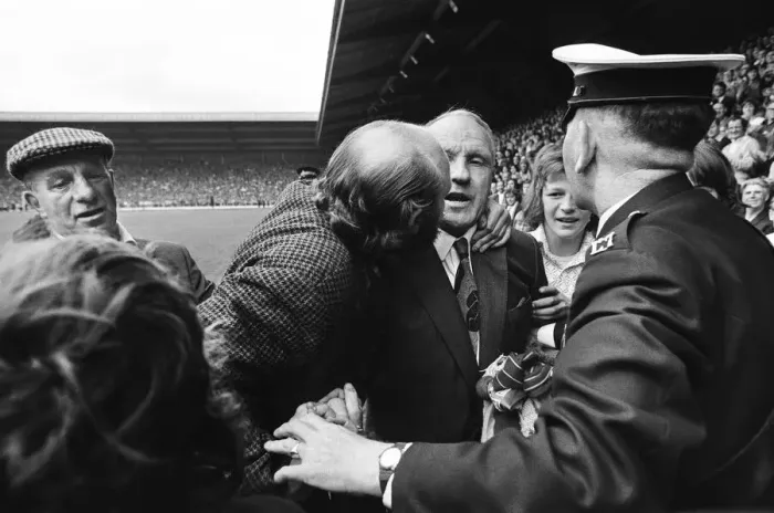 Framed Print : Former Liverpool manager Bill Shankly salutes the Liverpool fans as he walks around Framed Print : Former Liverpool manager Bill Shankly salutes the Liverpool fans as he walks around