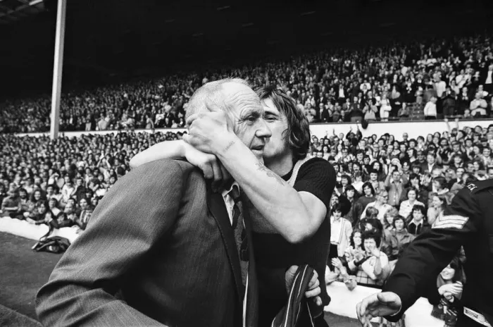 Framed Print : Former Liverpool manager Bill Shankly salutes the Liverpool fans as he walks around Framed Print : Former Liverpool manager Bill Shankly salutes the Liverpool fans as he walks around