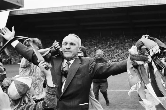 Framed Print : Former Liverpool manager Bill Shankly salutes the Liverpool fans as he walks around Framed Print : Former Liverpool manager Bill Shankly salutes the Liverpool fans as he walks around