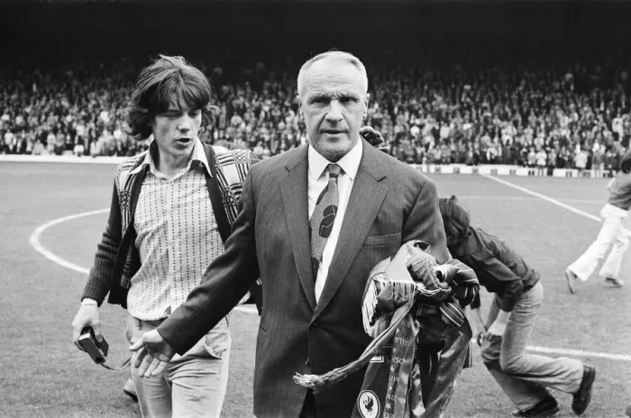 Framed Print : Former Liverpool manager Bill Shankly salutes the Liverpool fans as he walks around Framed Print : Former Liverpool manager Bill Shankly salutes the Liverpool fans as he walks around
