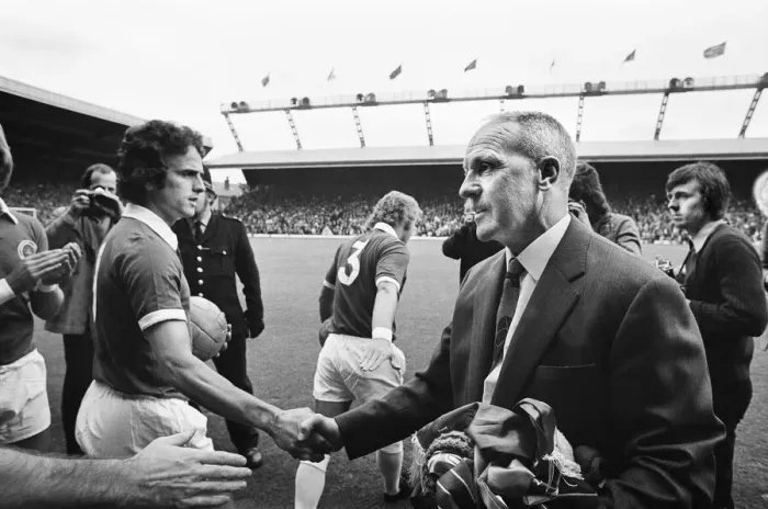 Framed Print : Former Liverpool manager Bill Shankly salutes the Liverpool fans as he walks around Framed Print : Former Liverpool manager Bill Shankly salutes the Liverpool fans as he walks around