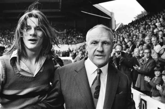 Framed Print : Former Liverpool manager Bill Shankly salutes the Liverpool fans as he walks around Framed Print : Former Liverpool manager Bill Shankly salutes the Liverpool fans as he walks around
