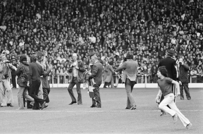 Framed Print : Former Liverpool manager Bill Shankly salutes the Liverpool fans as he walks around Framed Print : Former Liverpool manager Bill Shankly salutes the Liverpool fans as he walks around