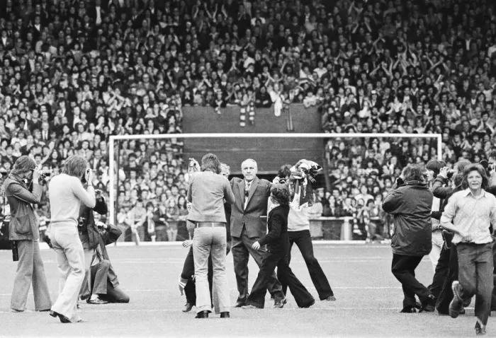 Framed Print : Former Liverpool manager Bill Shankly salutes the Liverpool fans as he walks around Framed Print : Former Liverpool manager Bill Shankly salutes the Liverpool fans as he walks around