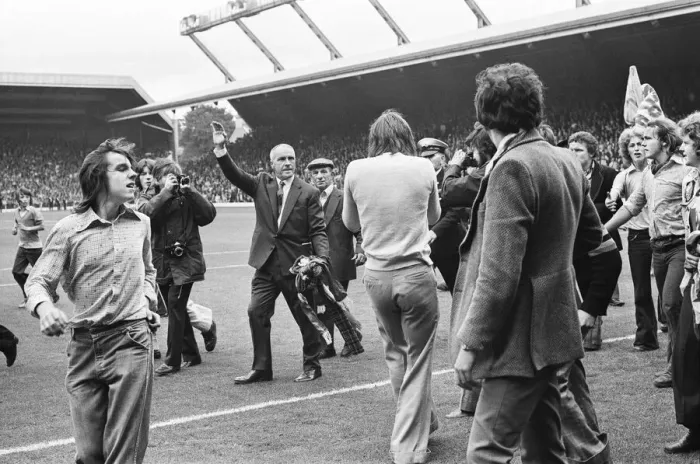 Framed Print : Former Liverpool manager Bill Shankly salutes the Liverpool fans as he walks around Framed Print : Former Liverpool manager Bill Shankly salutes the Liverpool fans as he walks around