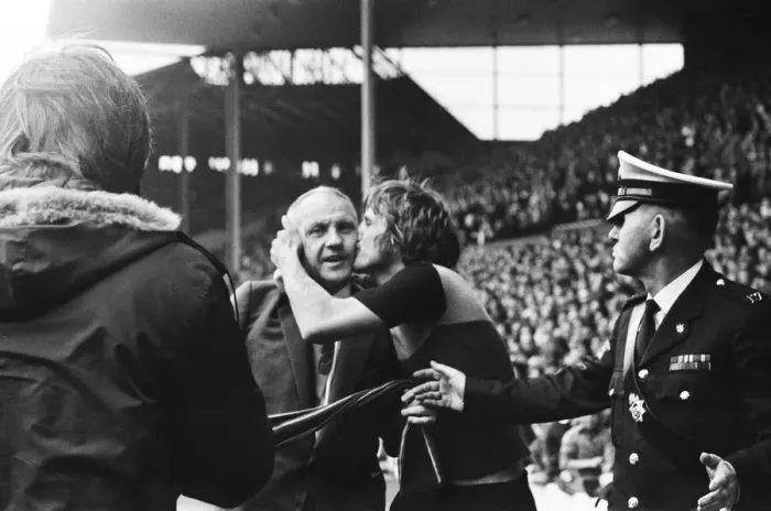 Framed Print : Former Liverpool manager Bill Shankly salutes the Liverpool fans as he walks around Framed Print : Former Liverpool manager Bill Shankly salutes the Liverpool fans as he walks around