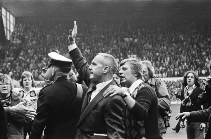 Framed Print : Former Liverpool manager Bill Shankly salutes the Liverpool fans as he walks around Framed Print : Former Liverpool manager Bill Shankly salutes the Liverpool fans as he walks around