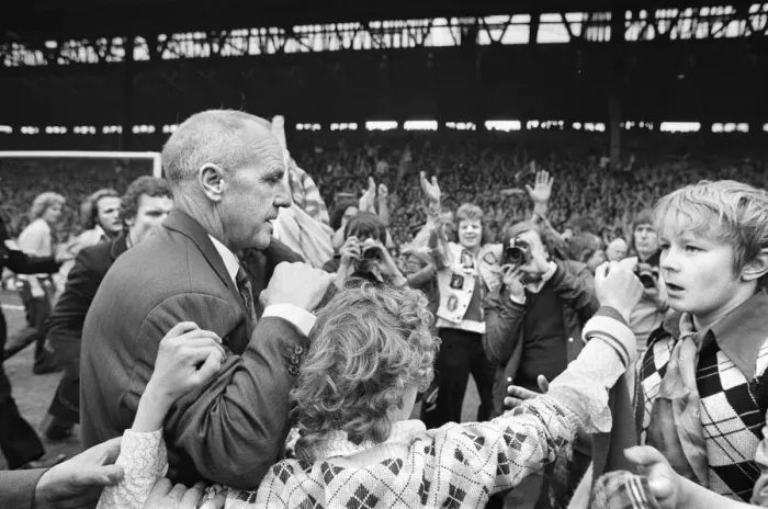 Framed Print : Former Liverpool manager Bill Shankly salutes the Liverpool fans as he walks around Framed Print : Former Liverpool manager Bill Shankly salutes the Liverpool fans as he walks around
