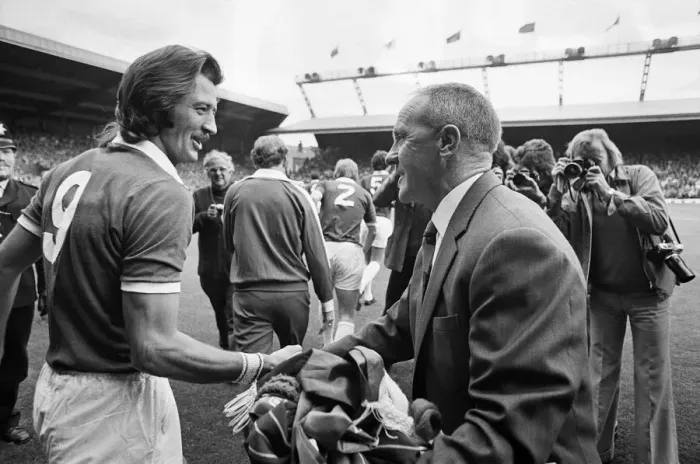 Framed Print : Former Liverpool manager Bill Shankly salutes the Liverpool fans as he walks around Framed Print : Former Liverpool manager Bill Shankly salutes the Liverpool fans as he walks around