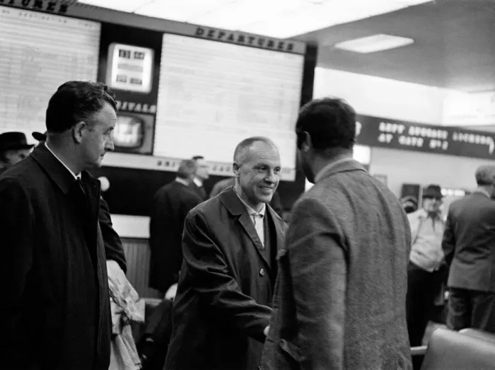Framed Print : Liverpool manager Bill Shankly, shakes hands with Noel Cantwell, manager of Coventry City Framed Print : Liverpool manager Bill Shankly, shakes hands with Noel Cantwell, manager of Coventry City