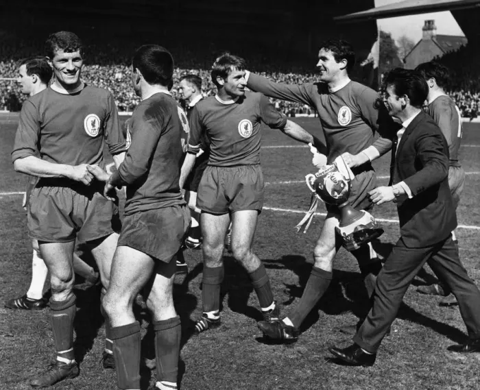 Framed Print : Liverpool players celebrate their title win following the 2-1 victory over Chelsea