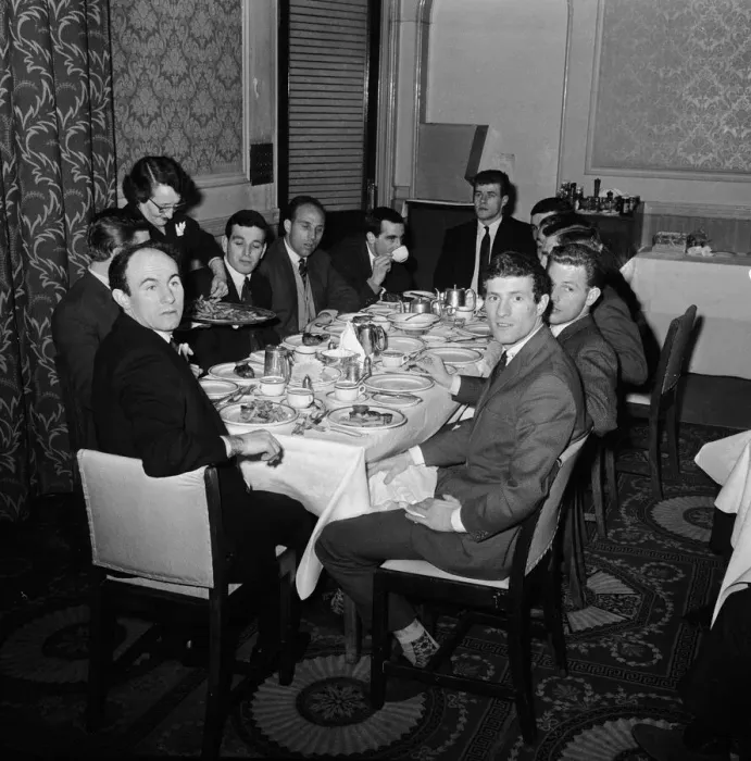 Framed Print : Liverpool players seated around a table for dinner at their London hotel before their FA Framed Print : Liverpool players seated around a table for dinner at their London hotel before their FA
