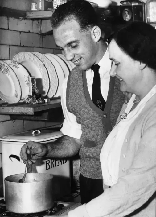 Framed Print : Liverpool full back Ronnie Moran sampling the cooking of his mum in the kitchen at home