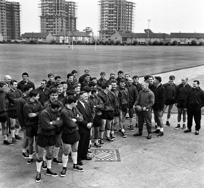 Framed Print : Liverpool Team 1965 with Bill Shankly at a training session Framed Print : Liverpool Team 1965 with Bill Shankly at a training session