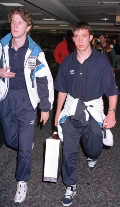 Framed Print : Liverpool teammates Steve McManaman (left) and Robbie Fowler arrive back at Heathrow