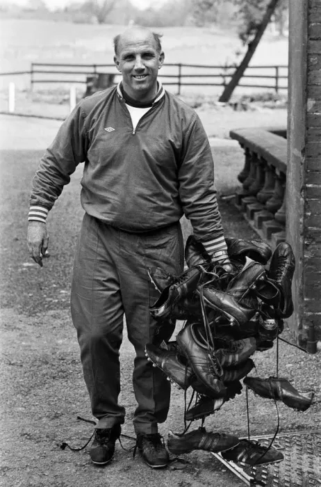 Framed Print : Liverpool trainer Ronnie Moran collecting boots after a training session at Melwood