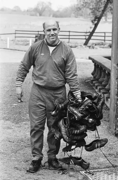 Framed Print : Liverpool trainer Ronnie Moran holding a large collection of player Framed Print : Liverpool trainer Ronnie Moran holding a large collection of player
