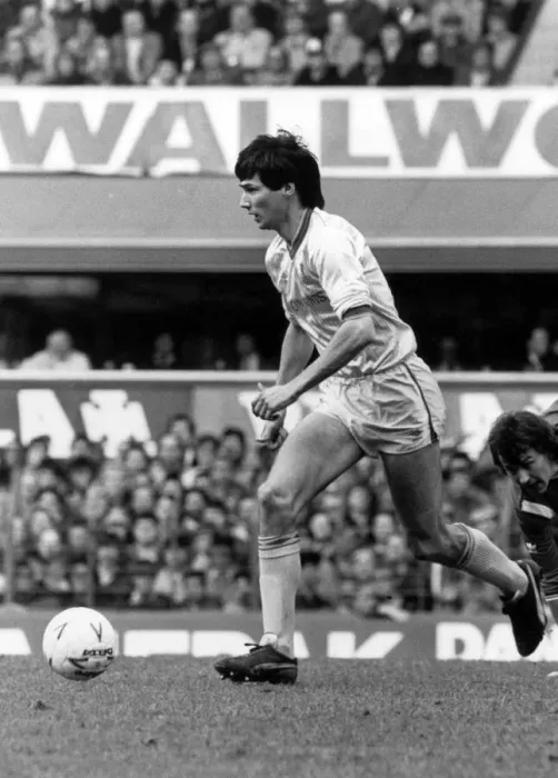 Framed Print : Liverpool v Manchester United, FA Cup Semi Final match at Goodison Park, 13th April 1985 Framed Print : Liverpool v Manchester United, FA Cup Semi Final match at Goodison Park, 13th April 1985