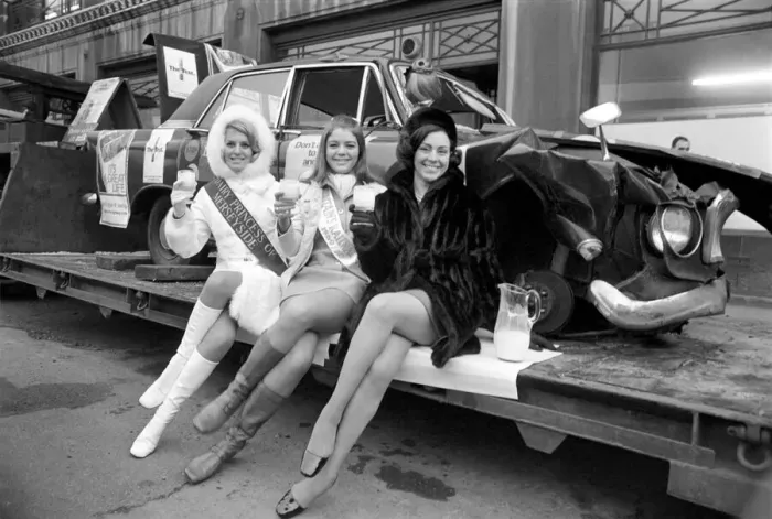 Framed Print : As part of Liverpools keep death off the roads campaign this Christmas a low loader