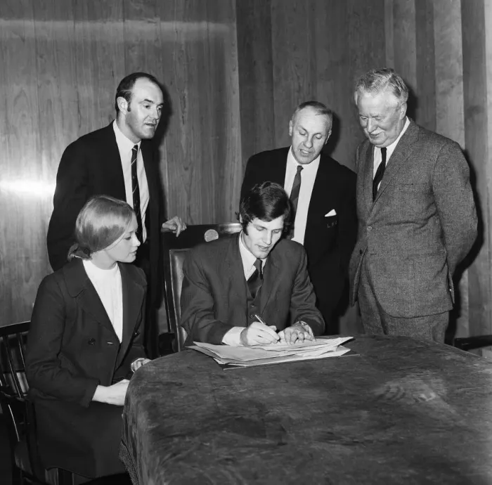 Framed Print : Liverpools new signing John Toshack from Cardiff City signs his contract accompanied