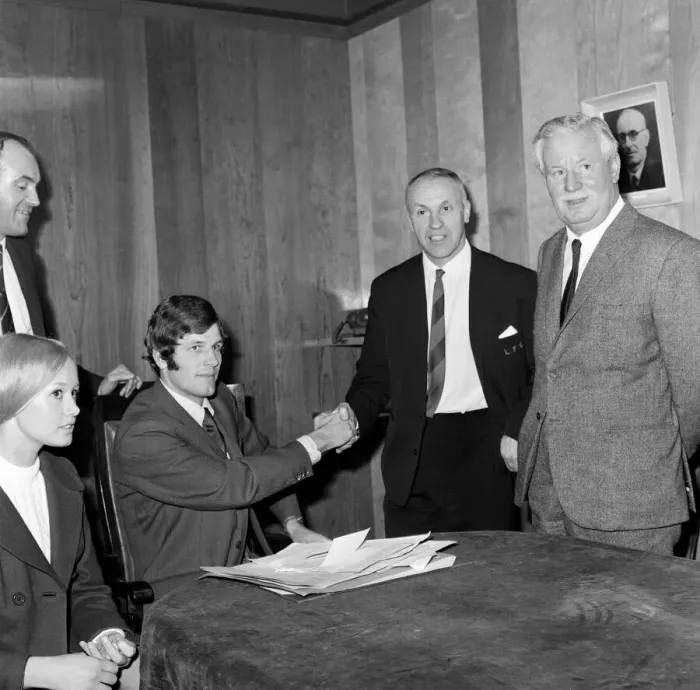 Framed Print : Liverpools new signing John Toshack from Cardiff City signs his contract accompanied