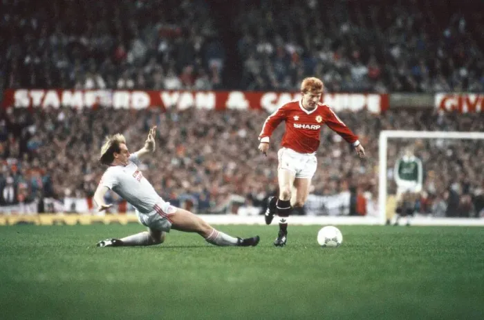 Framed Print : Liverpools Steve McMahon and Manchester Uniteds Gordon Strachan Framed Print : Liverpools Steve McMahon and Manchester Uniteds Gordon Strachan