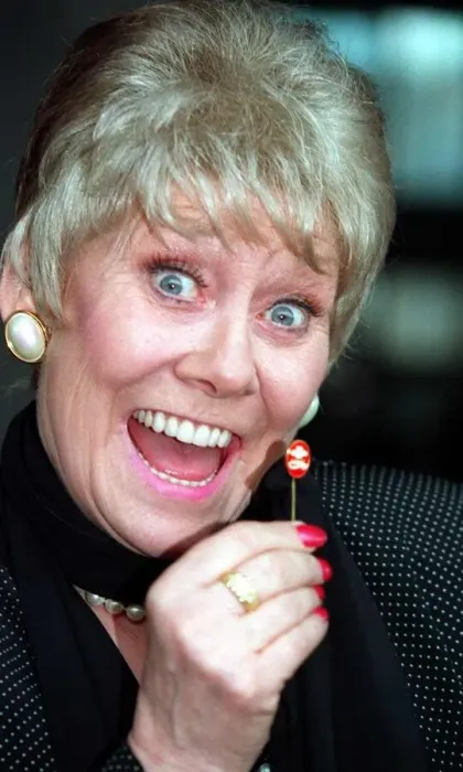 Framed Print : Liz Dawn actress who plays Vera Duckworth in TV soap Coronation Street at the Piccadilly