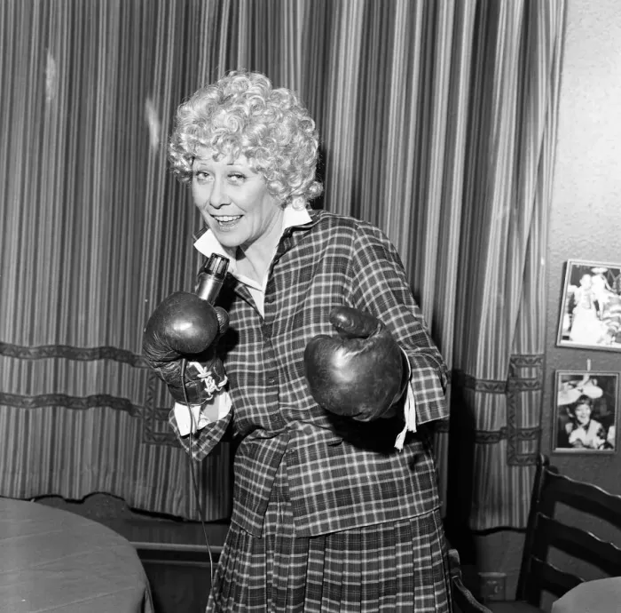 Framed Print : Liz Dawn aka Vera Duckworth of Coronation Street fame will be wearing boxing gloves