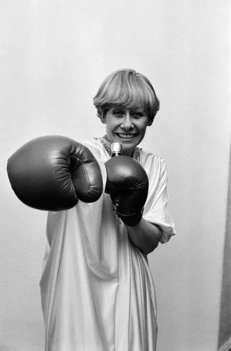 Framed Print : Liz Dawn aka Vera Duckworth of Coronation Street fame wearing boxing gloves. 7th May 1982 Framed Print : Liz Dawn aka Vera Duckworth of Coronation Street fame wearing boxing gloves. 7th May 1982