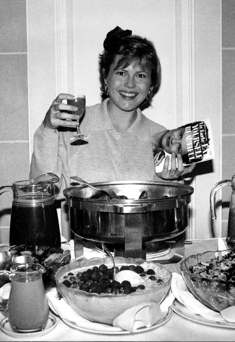 Framed Print : Liz Earl TV Presenter and Author of Cookery at the Palm Court restaurant in the Langham