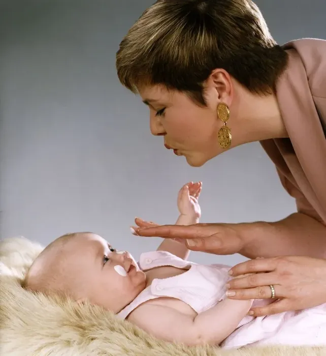 Framed Print : Liz Earl TV presenter with her baby Lily Circa 1992