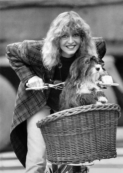 Liza Goddard with Pippin the dog. November 1989 P000671