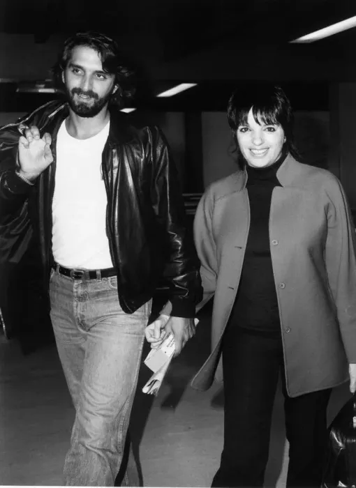 Framed Print : Liza Minnelli and husband Mark Gero August 1982 leave Heathrow Airport for New
