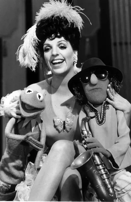 Framed Print : Liza Minnelli with her Muppet favourites Kermit the Frog 1979 and Zoot