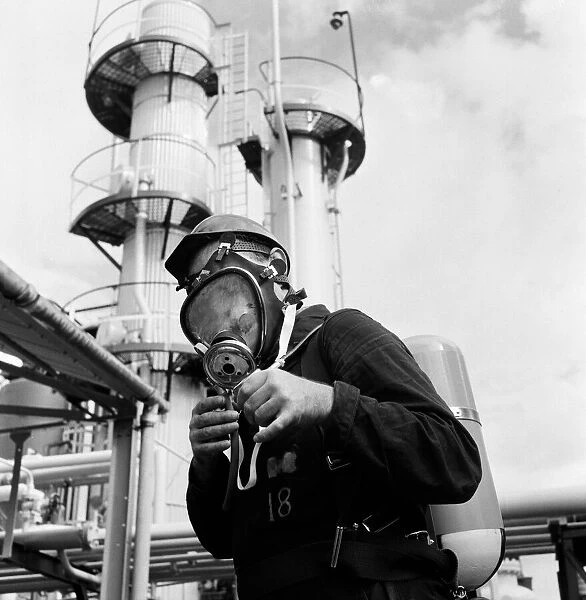 Llandarcy oil refinery. 8th August 1967